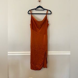 NWT D&M rust color polyester silky midi dress with slit front. L